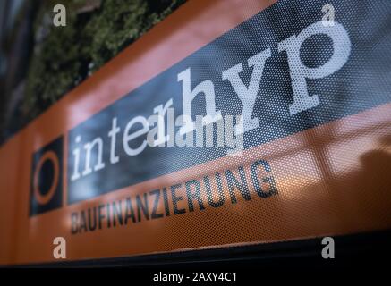 München, Deutschland. Februar 2020. Das Logo des Immobilienfinanziers "Interhyp" ist in einem Regionalbüro zu sehen. Kredit: Lino Mirgeler / dpa / Alamy Live News Stockfoto