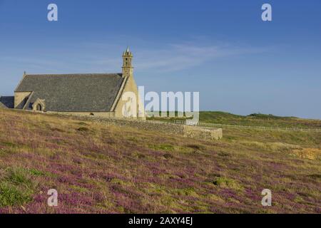 Kirche Saint They de la pointe du Van, Pointe du Van, Departement Finistere, Frankreich Stockfoto