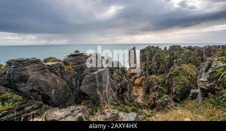 Küstenlandschaft aus Sandsteinfelsen, Pancake Rocks, Paparoa National Park, Punakaiki, Westküste, Südinsel, Neuseeland Stockfoto