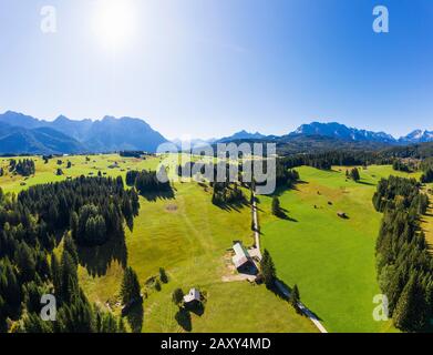 Buckelwiesen bei Mittenwald, Karwendelgebirge und Wettersteingebirge, Werdenfelser Land, Oberbayern, Bayern, Deutschland Stockfoto