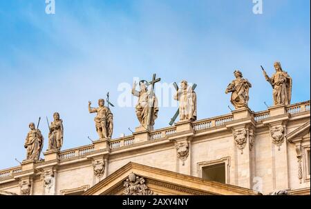 Statuen von Jesus Christus, Johannes dem Täufer und den Aposteln an der Fassade des Petersdoms, der Piazza San Pietro, des Vatikans, Roms, Italiens Stockfoto