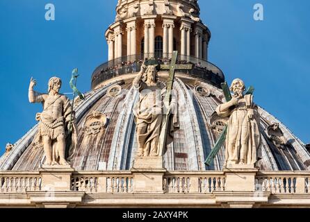 Statuen der Heiligen Johannes der Täufer, Jesus Christus und der heilige Andreas und Kuppel der Petersbasilika, Vatikan, Rom, Italien Stockfoto