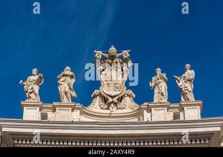 Das Wappen und die Statuen der Heiligen Markus Evangelist, Maria von Ägypten, Ephraim und Theodosia über dem Eingang zum Petersplatz Stockfoto