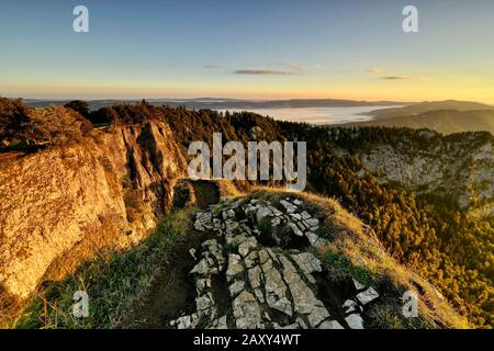 Creux du Van, Felswand im Morgenlicht, Le Soliat, Kanton Jura, Schweiz Stockfoto