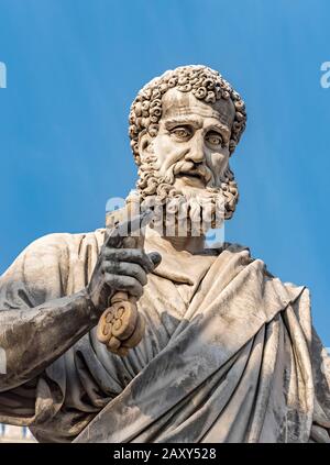 Statue des heiligen Peter, der den Schlüssel an der Piazza San Pietro, Vatikan, Rom, Italien hält Stockfoto