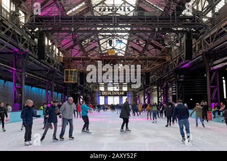 Eisbahn in der Centennial Hall, Industriedenkmal, Eissalon Ruhrgebiet, Dortmund, Ruhrgebiet, Nordrhein-Westfalen, Deutschland Stockfoto