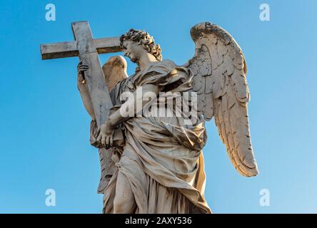 Statue des Engels mit dem Kreuz, Brücke Ponte Sant'Angelo, Rom, Italien Stockfoto