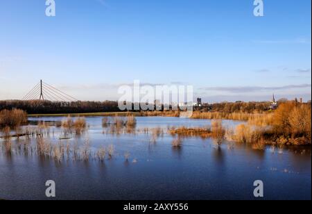 Lippe, Hochwasser in der renaturierten Schleusenanlage an der Einmündung der Lippe in den Rhein, hinter der Rheinbrücke Wesel, Niederrhein, Nord Stockfoto