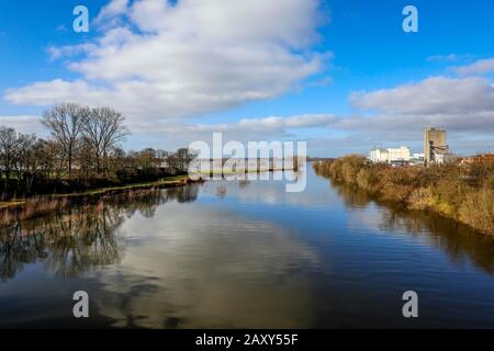 Lippe, Hochwasser in der renaturierten Schleusenanlage an der Einmündung der Lippe in den Rhein, Wesel, Niederrhein, Nordrhein-Westfalen, Deutschland Stockfoto