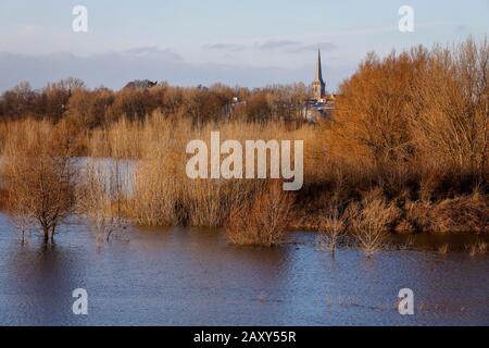 Lippe, Hochwasser im renaturierten Überschwemmungsgebiet an der Einmündung der Lippe in den Rhein, hinter dem Willibrordi-Dom, Wesel, unten Stockfoto