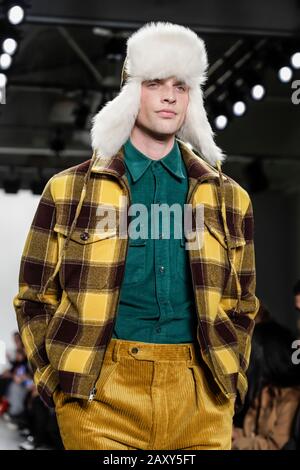 New York, NY, USA - 5. Februar 2020: Ein Modell läuft über die Landebahn für die Todd Snyder Herbst/Winter 2020 Kollektion während der New York Fashion Week: Männer am Pier Stockfoto