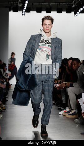 New York, NY, USA - 5. Februar 2020: Ein Modell läuft über die Landebahn für die Todd Snyder Herbst/Winter 2020 Kollektion während der New York Fashion Week: Männer am Pier Stockfoto