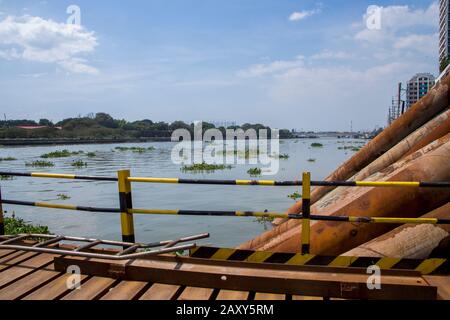 Eine Brücke, die den Pasig River durchschneidet, befindet sich derzeit im Bau, um die Verkehrsverhältnisse in der Stadt zu mildern. Stockfoto