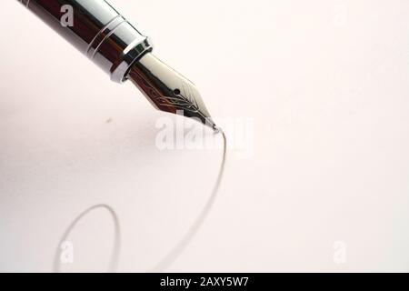 Nahaufnahme des Füllfederschreibens auf Papier Stockfoto