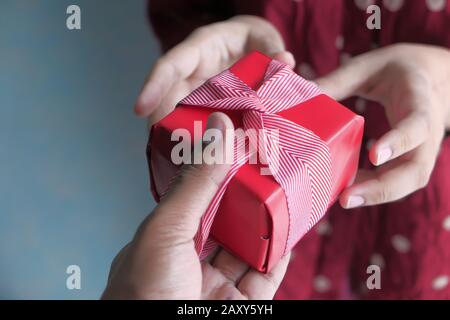 Nahaufnahme von Frauen Hand mit Geschenkbox Stockfoto