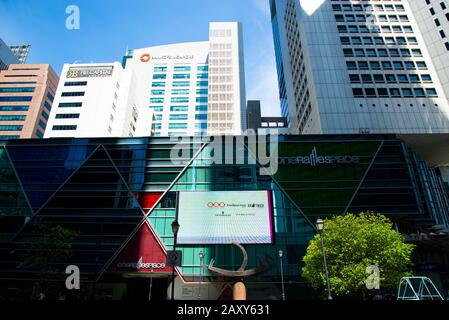 Singapur, Singapur - 13. April 2019: Außenansicht eines Raffles Place Shopping Mall Stockfoto