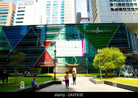 Singapur, Singapur - 13. April 2019: Außenansicht eines Raffles Place Shopping Mall Stockfoto