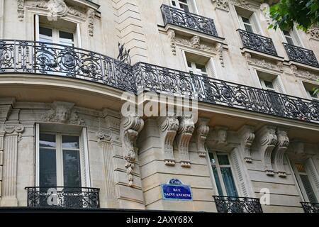 Paris, typisches altes Apartmentgebäude mit kunstvollen, barocken Steinmetzarbeiten Stockfoto