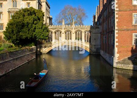 Die Bridge of Sighs in Cambridge, England, eine überdachte Brücke am St John's College, mit Leuten, die entlang der River Cam in Richtung Brücke schlagen