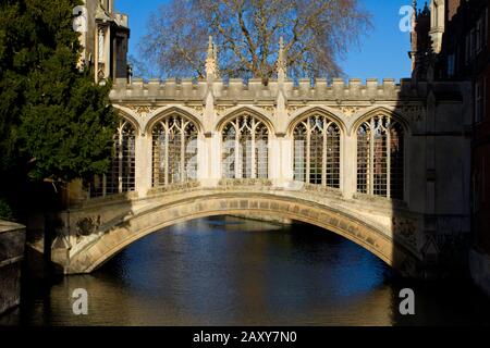 Die Bridge of Sighs in Cambridge, England, eine überdachte Brücke am St John's College, die die River Cam zwischen dem Dritten Gericht des College und dem neuen Gericht überquert Stockfoto