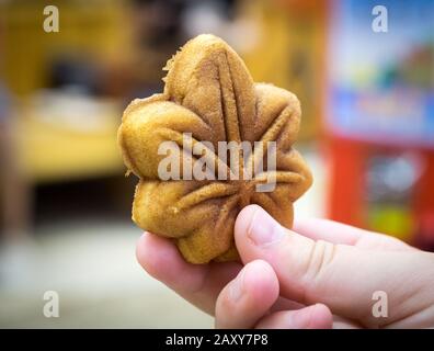 Ein köstliches Tamiji manju, ein Plätzchen in Ahorn-Blattform (technisch ein Buchweizen- und Reiskuchen), das eine Delikatesse auf der Insel Miyajima, Japan ist. Stockfoto