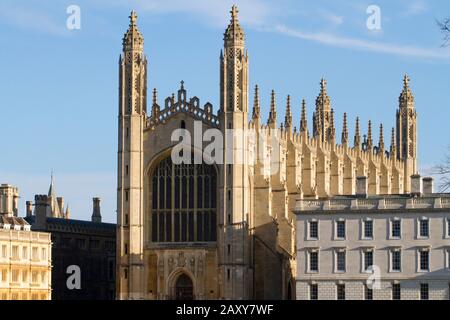 Das westliche Ende der King's College Chapel von Den Rückseiten aus gesehen, Cambridge, England Stockfoto