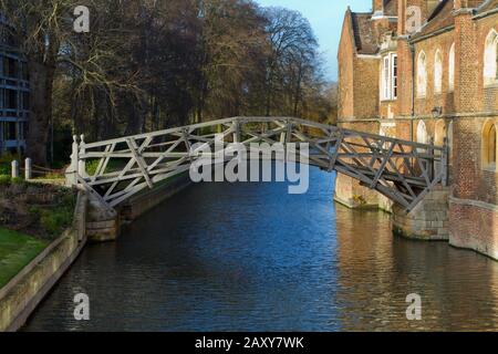 Die Mathematical Bridge, eine Holzfußbrücke über die River Cam, die zwei Teile des Queens College in Cambridge, England verbindet Stockfoto