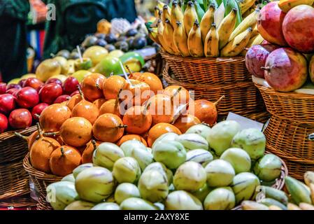 Frische exotische Früchte auf dem berühmten Markt in Funchal Mercado dos Lavradores Madeira, Portugal. Stockfoto