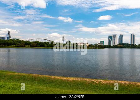 Putrajaya ist die Verwaltungshauptstadt von Malaysia, wo sich die Bundesregierungsbüros befinden und wo der Premierminister lebt. Stockfoto