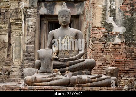 Lange Makque in Phra Prang Sam Yot (Monkey Temple), Lopburi, Thailand Stockfoto