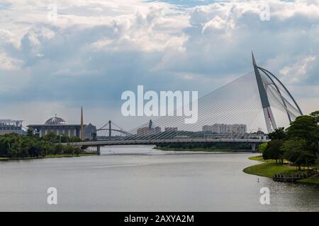 Masjid Tuanku Minan Zainal Abidin, Eiserne Moschee, mit der Seri-Wawasan-Brücke im Vordergrund. Stockfoto