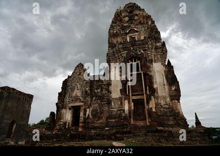 Antike Denkmäler im Wat Phrasi Rattana Mahathat, Lopburi, Thailand Stockfoto