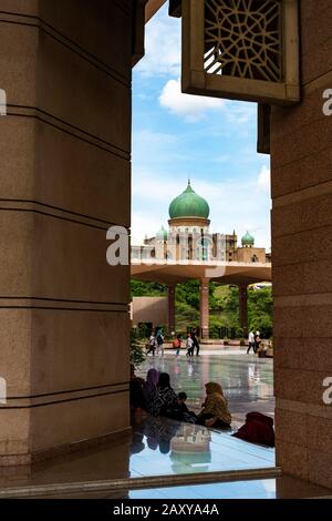 Jabatan Perdana Menteri, die offizielle Residenz des Premierministers von Malaysia, und das Regierungszentrum durch die Säulen der Putra-Moschee. Stockfoto