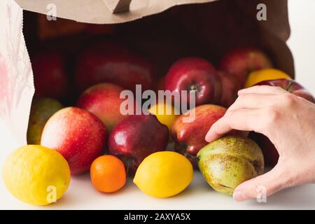 Obstsortiment auf weißem Hintergrund. Äpfel, Birnen, Zitronen und Mandarinen schließen sich an Stockfoto