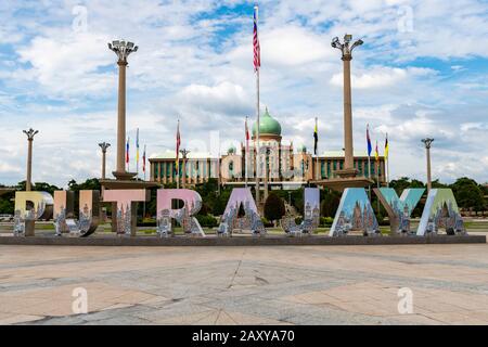 Putrajaya-Schild vor Der Jabatan Perdana Menteri, dem Amtssitz des Premierministers von Malaysia, und den Regierungsämtern. Stockfoto