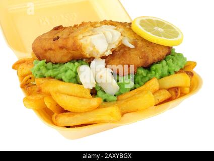 Fisch und Pommes mit matschigen Erbsen in einem Tablett, isoliert auf weißem Hintergrund Stockfoto