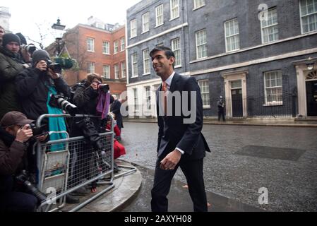 Peking, Großbritannien. Februar 2020. Rishi Sunak verlässt am 13. Februar 2020 die 10 Downing Street in London, Großbritannien. Großbritanniens Schatzkanzler Sajid Javid trat am Donnerstag zurück, als Premierminister Boris Johnson sein Kabinett umstellte. Johnson ernannte den damaligen Chief Secretary to the Treasury Rishi Sunak zum neuen Schatzkanzler. Credit: Ray Tang/Xinhua/Alamy Live News Stockfoto