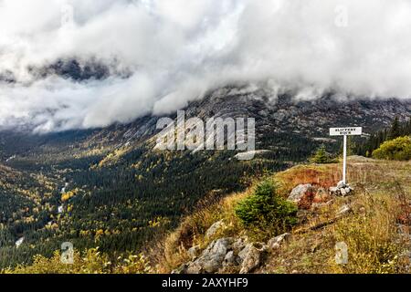 White Pass und Yukon Route fahren mit dem Slippery Rock Point. Natur Landschaft Berge und Täler. Berühmte Touristenattraktion auf einem Kreuzfahrtausflug. Stockfoto