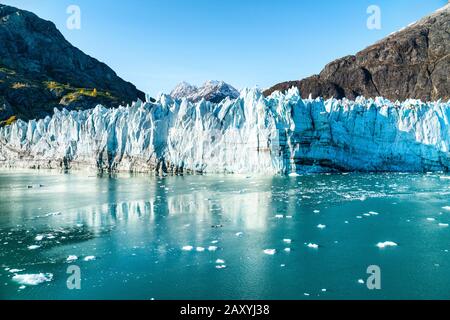 Landschaftsansicht der Alaska-Glacier-Bucht von Kreuzfahrtschiff-Urlaubsreisen. Konzept zur Erderwärmung und zum Klimawandel mit Schmelzgletscher mit Johns Hopkins Glacier und Mount Fairweather Range Mountains. Stockfoto