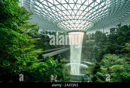 Singapur-19. OKTOBER 2019: HSBC Rain Vortex, der höchste Wasserfall der Welt am Flughafen Jewel Changi. Grüner Wald in Einkaufszentrum und Skytrain. Ikonisch Stockfoto
