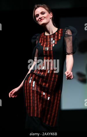 Brüssel, Belgien. Februar 2020. Ein Modell zeigt ein Schokokleid während der Eröffnungsschau des siebten Brüsseler Schokoladensalons in Brüssel, Belgien, 13. Februar 2020. Die siebte Ausgabe des Salon du Chocolat Brussels (Brüsseler Schokoladensalon), einer Messe, die mehr als hundert Schokoladenhersteller, Konditoren, Konditoren und Kakaoproduzenten vereint, wurde hier am Donnerstag in der belgischen Hauptstadt eröffnet. Die Messe startete mit der traditionellen Chocolate Fashion Show und präsentierte rund ein Dutzend spektakuläre Kreationen, die von Duos belgischer Chocolatiers und Designer geträumt wurden. Kredit: Xinhua/Alamy Live News Stockfoto