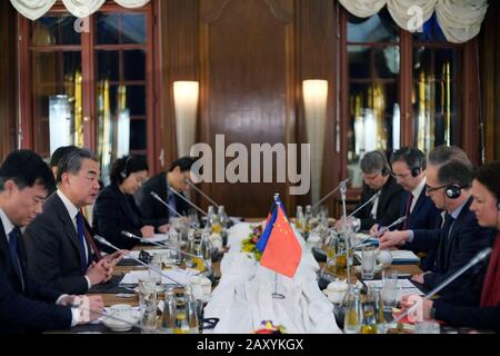 Berlin, Deutschland. Februar 2020. Der chinesische Staatsrat und Außenminister Wang Yi (2. L) und der deutsche Außenminister Heiko Maas haben die fünfte Runde des Strategischen Dialogs zwischen China und Deutschland über Diplomatische und sicherheitspolitische Angelegenheiten in Berlin, der Hauptstadt Deutschlands, 13. Februar 2020, gemeinsam geführt. Credit: Wang Qing/Xinhua/Alamy Live News Stockfoto