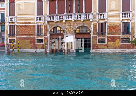 Gebäude am Canal Grande in Venedig bei Flut Stockfoto