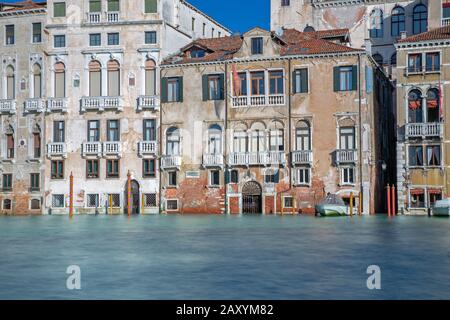 Gebäude am Canal Grande in Venedig bei Flut Stockfoto