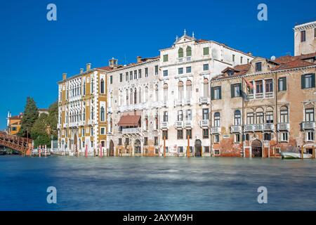 Gebäude am Canal Grande in Venedig bei Flut Stockfoto