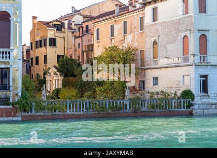 Kleiner Park am Canal Grande in Venedig Stockfoto