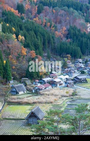 Blick auf Ogimachi (UNESCO-Weltkulturerbe), Shirakawa-go, Präfektur Toyama, Japan Stockfoto