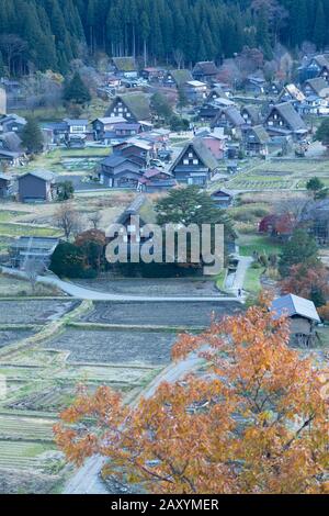 Blick auf Ogimachi (UNESCO-Weltkulturerbe), Shirakawa-go, Präfektur Toyama, Japan Stockfoto