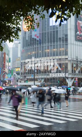 Menschen, die über Shibuya Crossing, Shibuya, Tokio, Japan laufen Stockfoto