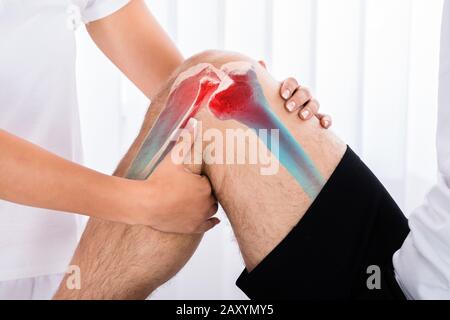 Nahaufnahme der Therapeut Hand, Knie Massage Stockfoto